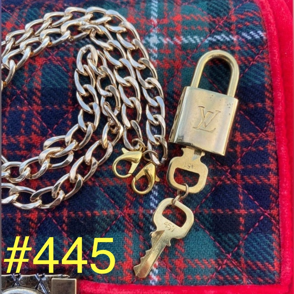 *️⃣4️⃣4️⃣5️⃣💙AUTH Louis Vuitton padlock and 2 keys #445 with unbranded chain